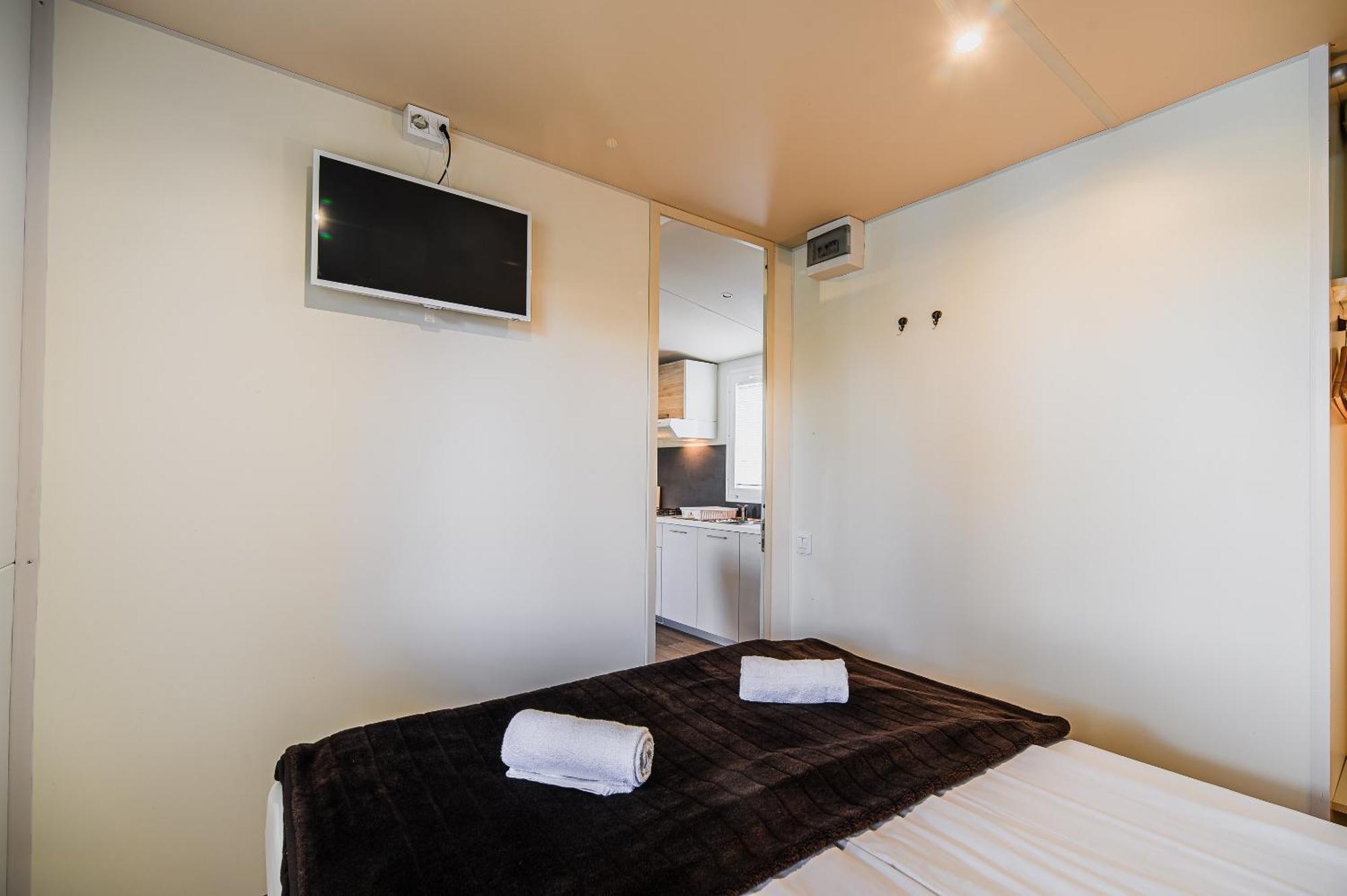 Lake View Mobile Homes With Thermal Riviera Tickets In Terme Catez Catez ob Savi Room photo