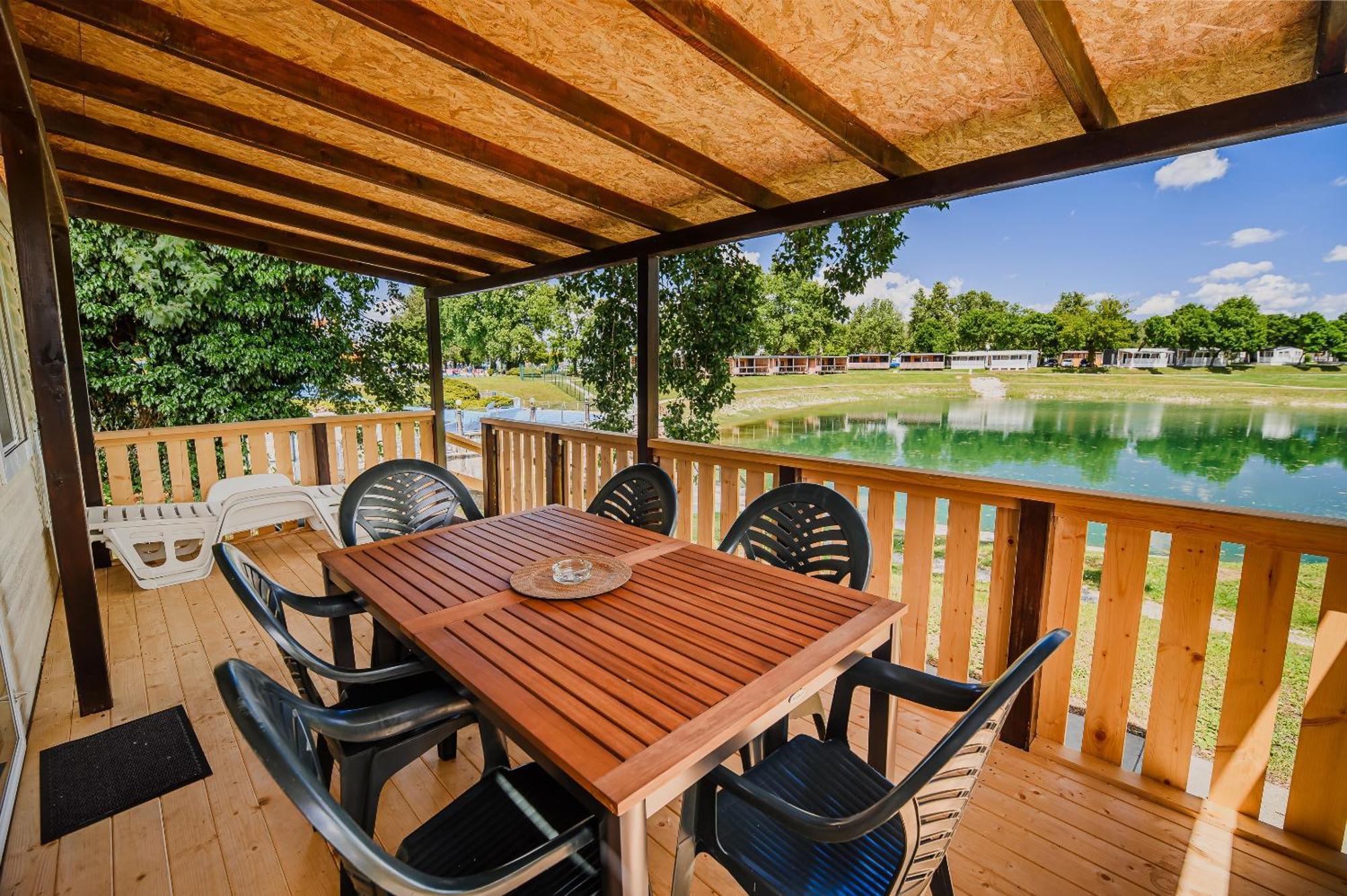 Lake View Mobile Homes With Thermal Riviera Tickets In Terme Catez Catez ob Savi Room photo